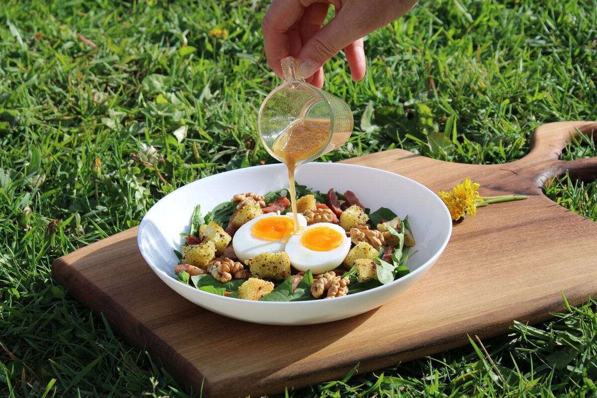 Incontournable salade de pissenlits aux lardons pour la saison printanière