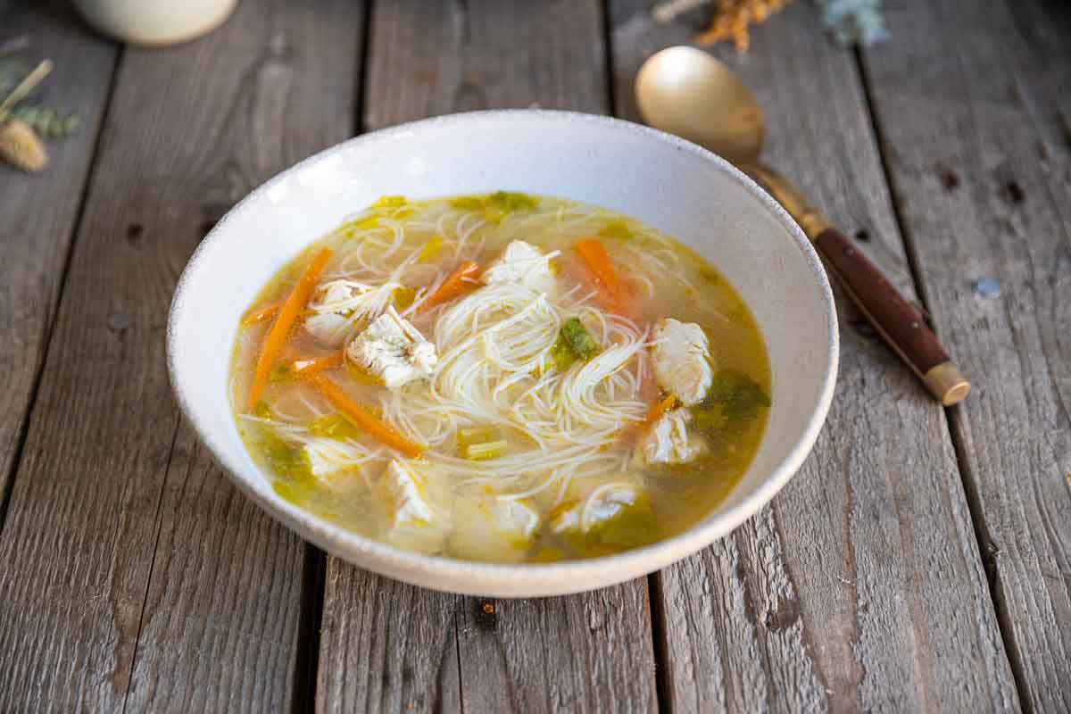 Soupe miso au poulet et vermicelles de riz