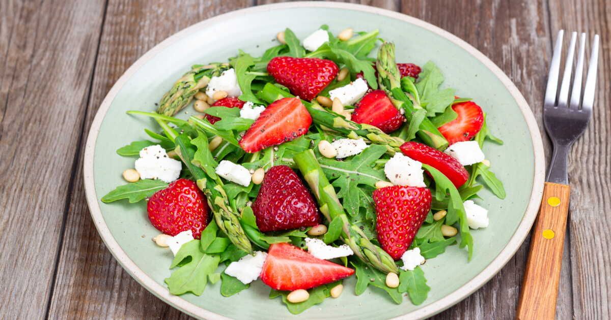 Des salades ensoleillées aux fruits pour un été savoureux