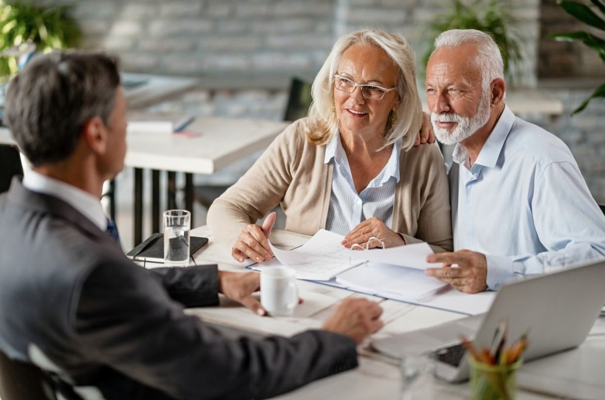 Choisir la bonne banque pour les retraités : un guide essentiel