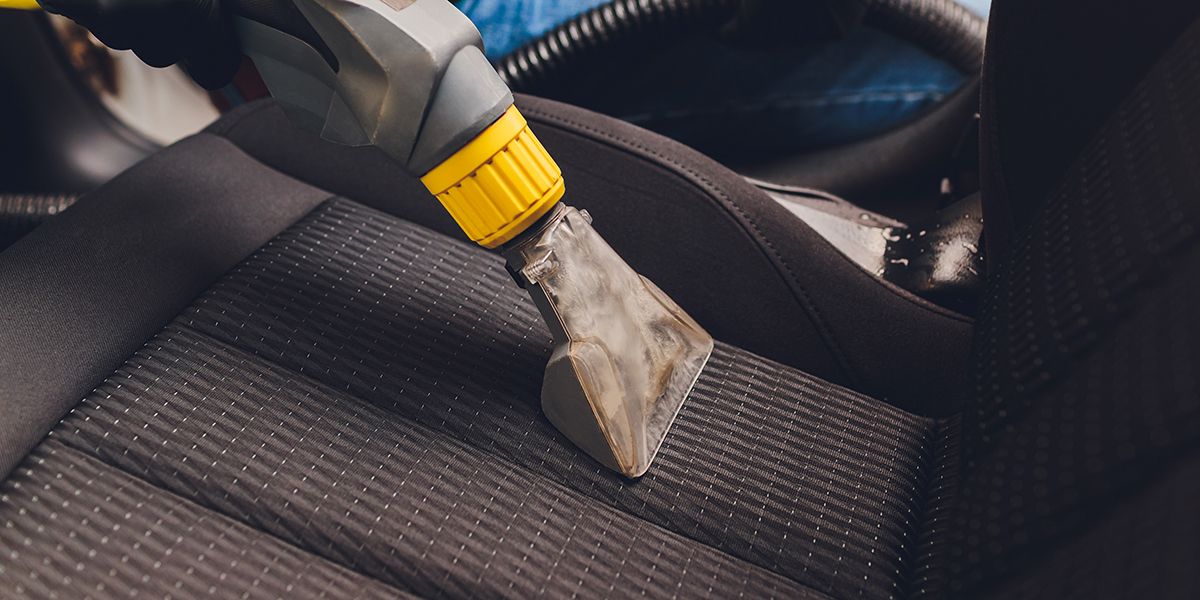 Comment bien nettoyer les sièges de voiture en tissu : 7 astuces essentielles