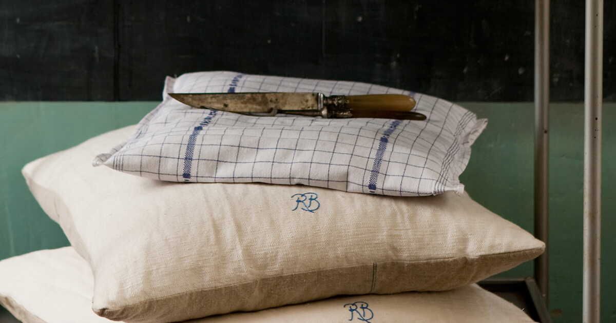 Réinventer le confort : la tendance des coussins récup'