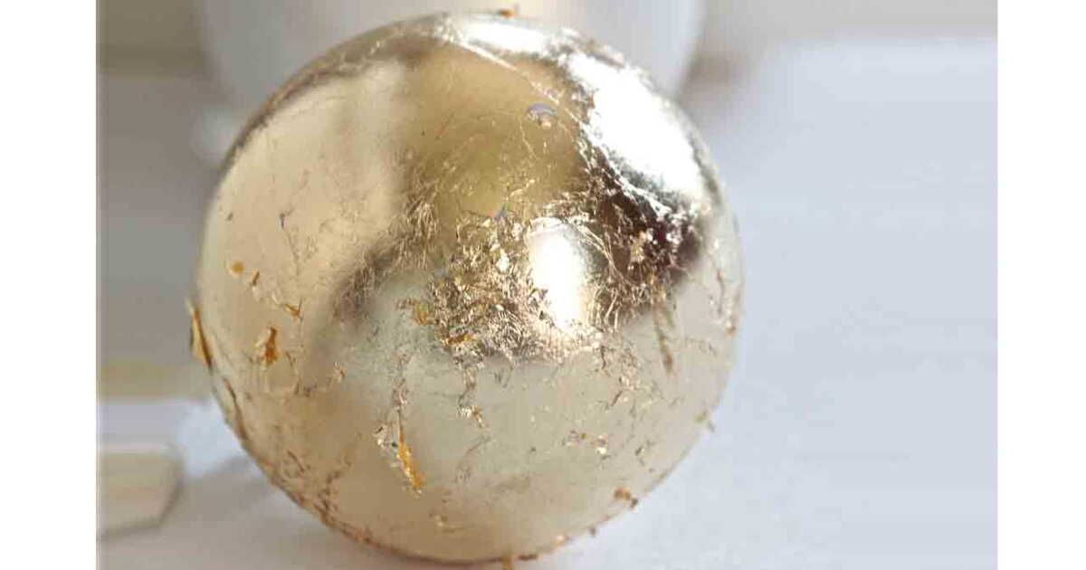 Une boule dorée en relief