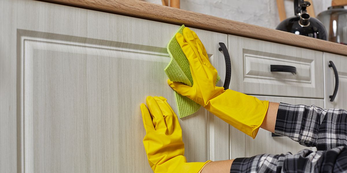 Découvrez les secrets de grand-mère pour redonner éclat à vos meubles de cuisine