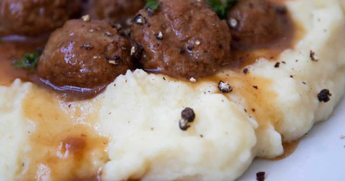 Boulettes de viande à la sauce brune : un plat réconfortant pour les jours froids