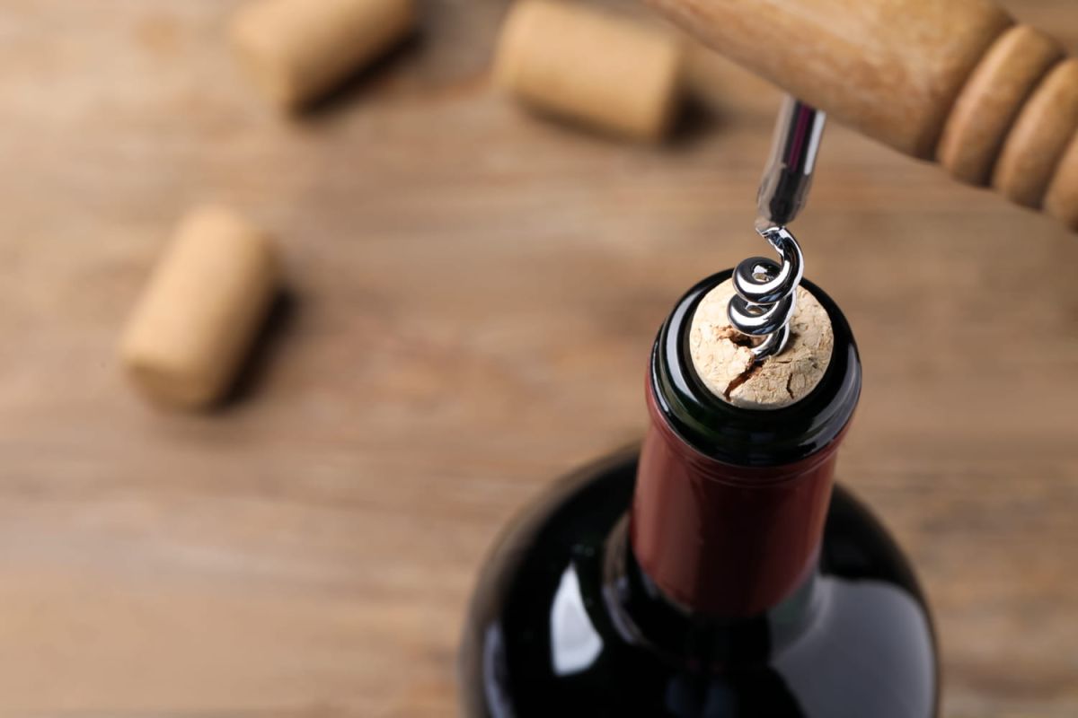 l'astuce infaillible pour récupérer un bouchon dans votre vin
