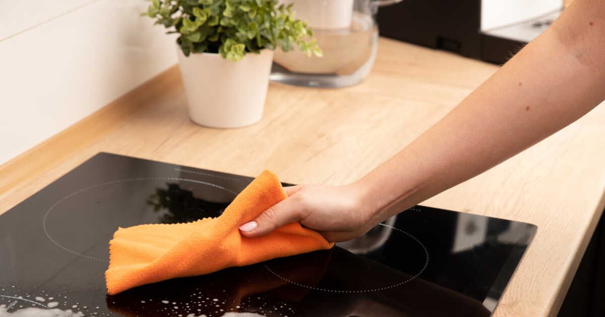 Des astuces simples pour nettoyer et faire briller votre plaque de cuisson