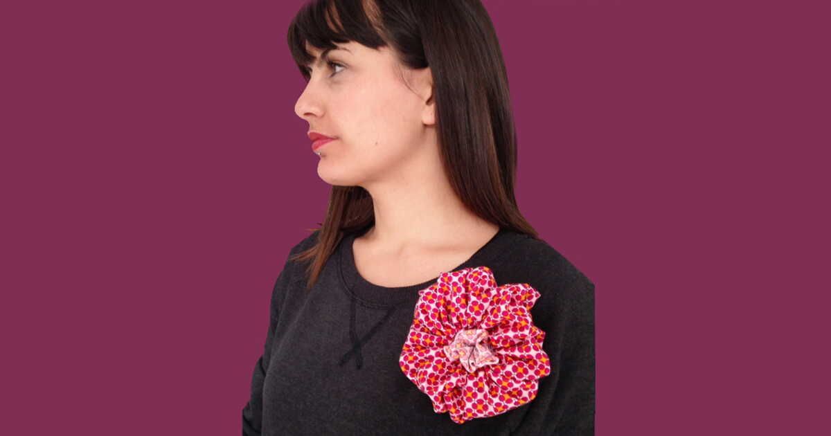 Créez une élégante broche fleur en yo-yo pour embellir vos tenues