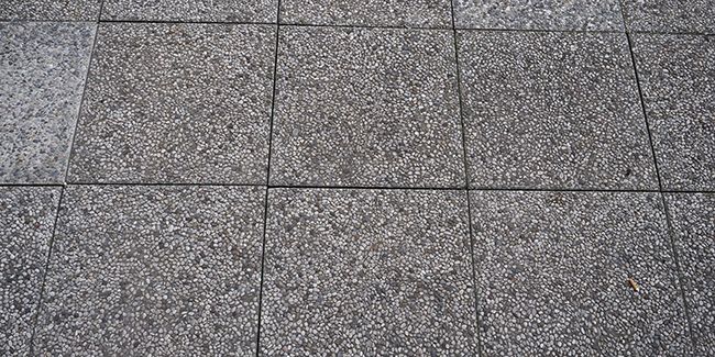 Poser des dalles gravillons : un investissement pratique pour votre extérieur