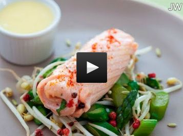 Une délicieuse paupiette de saumon aux asperges et beurre blanc