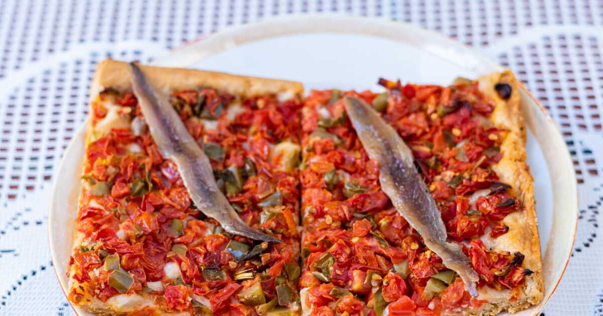 Découvrez la pichade de Menton : une tarte salée aux arômes ensoleillés