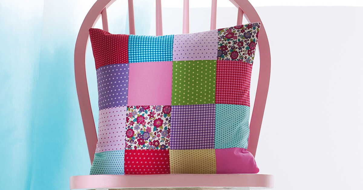 Le charme d'un coussin patchwork fleuri : une touche de couleur pour votre intérieur