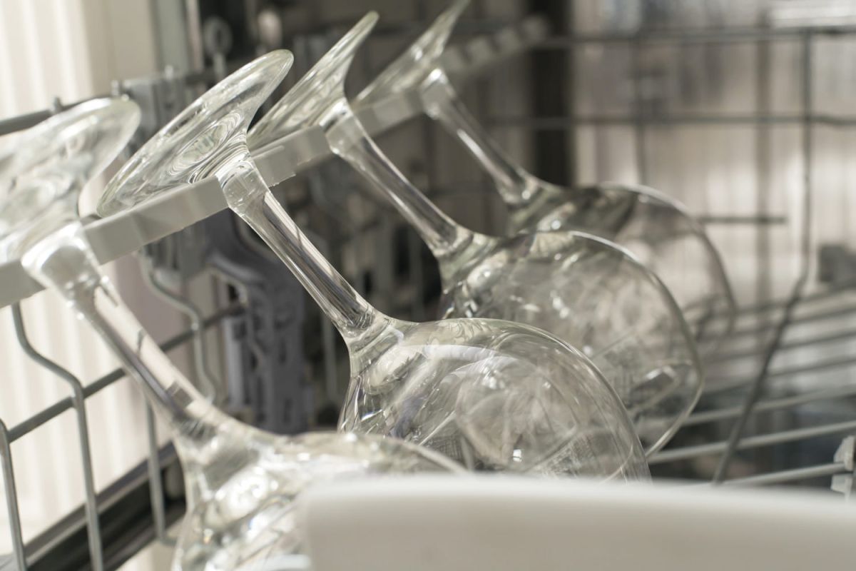 Délicatesse assurée : comment laver vos verres à vin au lave-vaisselle sans risque