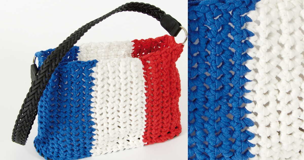 Un sac tricolore au crochet : l'accessoire tendance de la saison