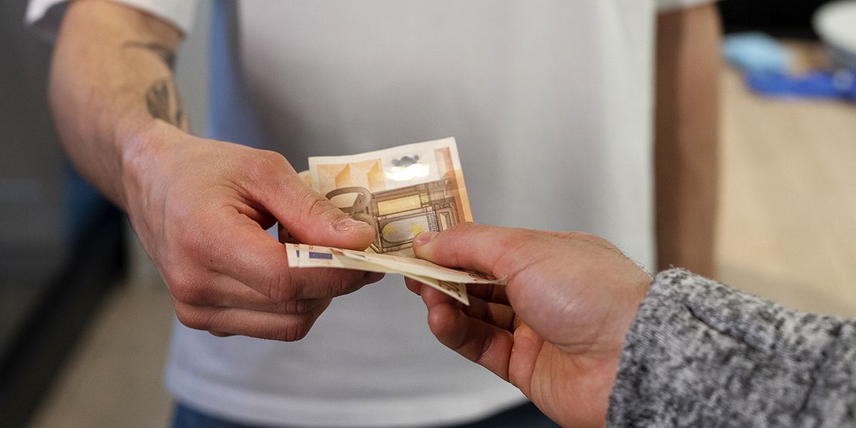 Comment remercier son voisin : donner de l'argent est-il une bonne idée ?