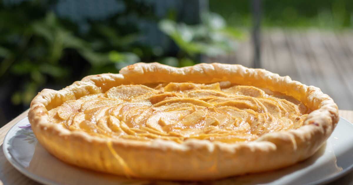 Découvrez la délicieuse tarte aux pommes rustique de Christophe Michalak