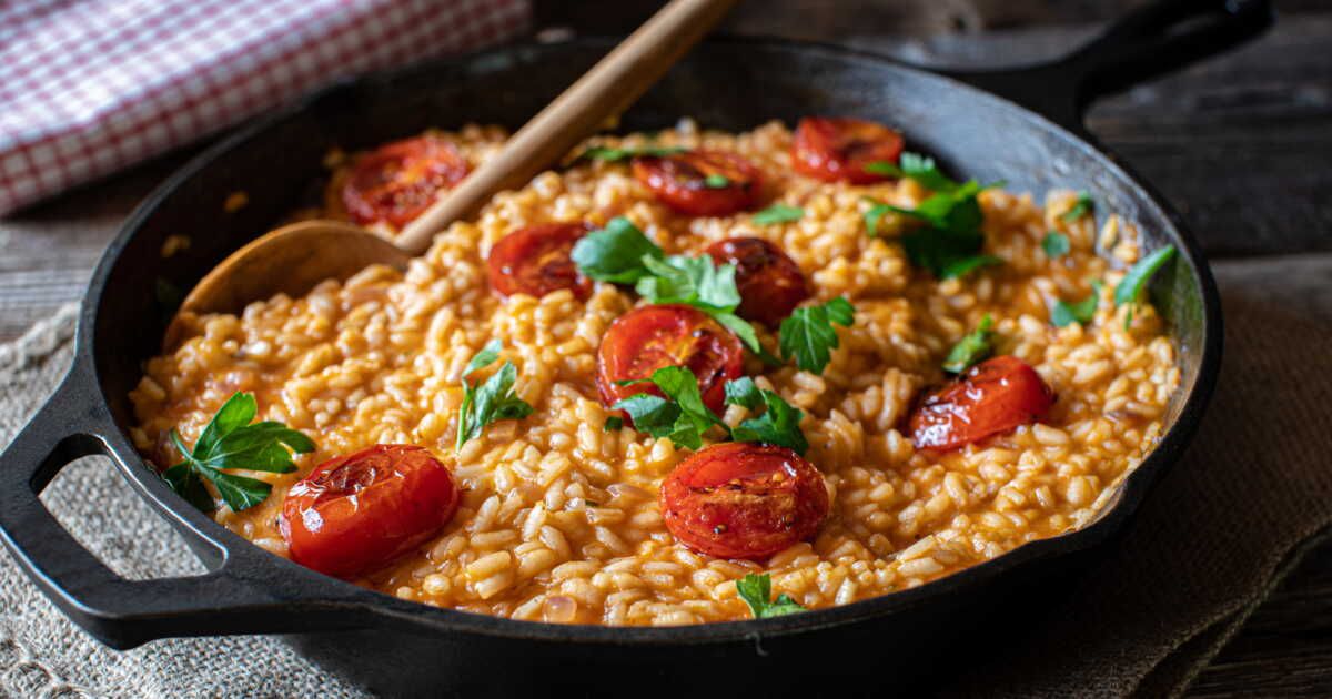 Un plat réconfortant : le riz crémeux à la feta et légumes grillés