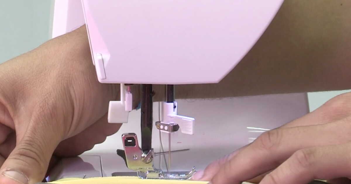 Découvrez l'art de coudre une ceinture sur une jupe