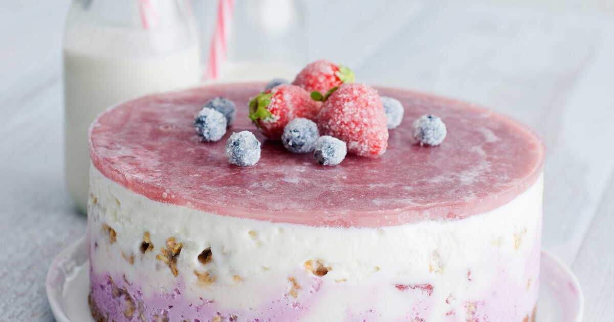 Un délice glacé : le gâteau aux fruits rouges et amandes caramélisées à ne pas manquer