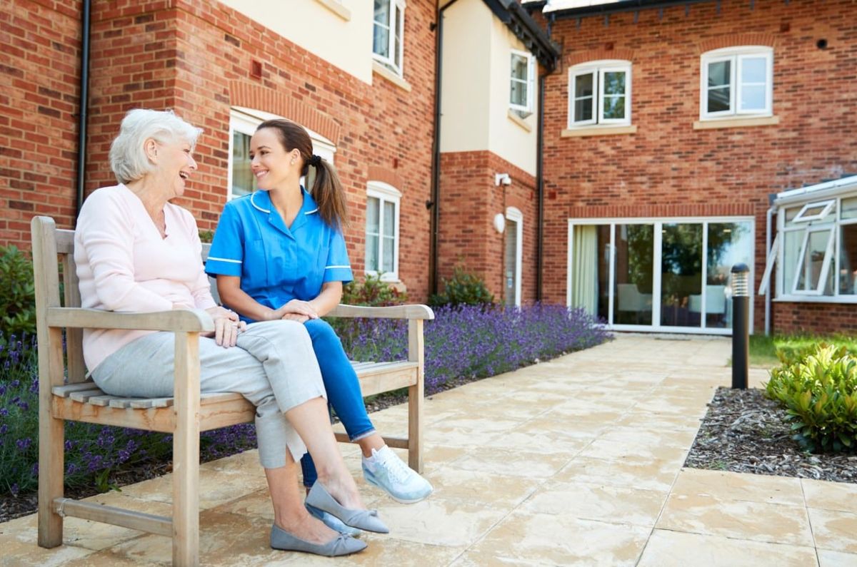 Résidences seniors : acheter ou louer, quel choix privilégier ?