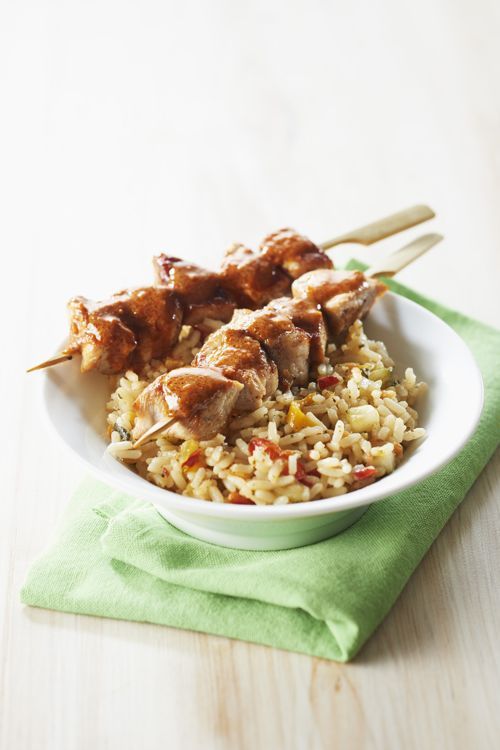Savourez des brochettes de porc et leur sauce saté avec un riz poêlé ensoleillé