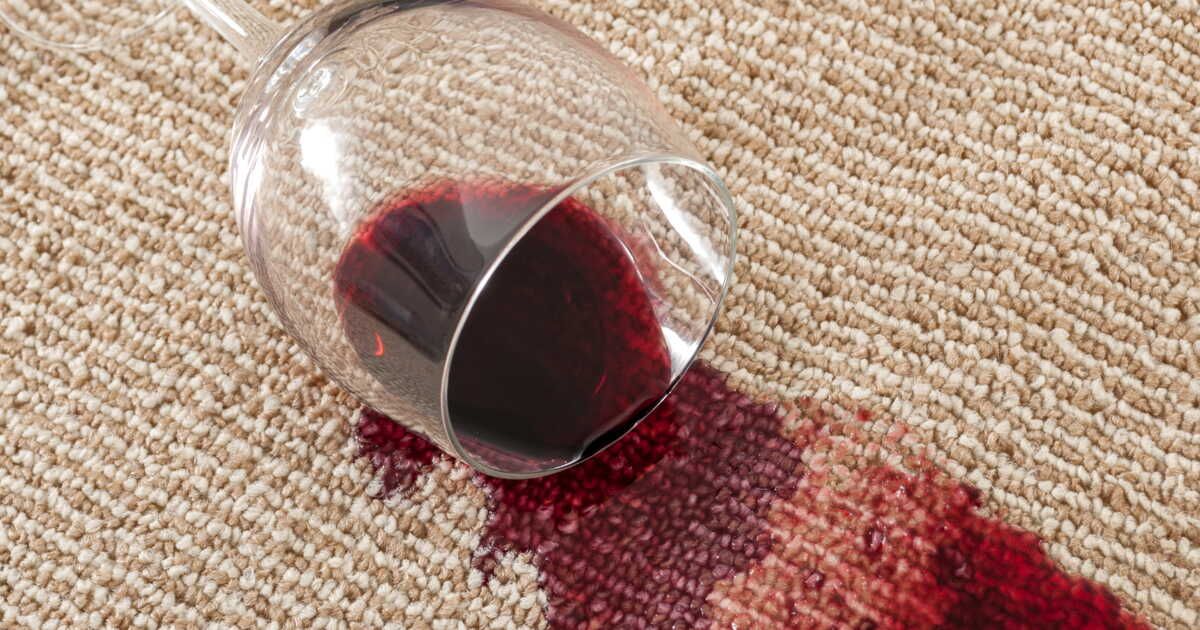 Comment vaincre les taches de vin rouge : les pièges à éviter