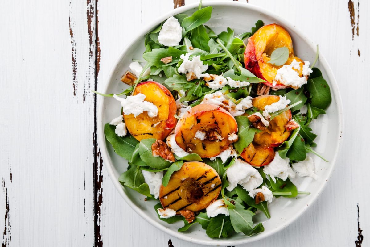 Une salade estivale à la burrata et aux pêches signée Cyril Lignac