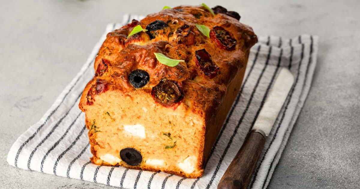 Un cake aux olives et à la feta, la recette qui égaye vos apéros