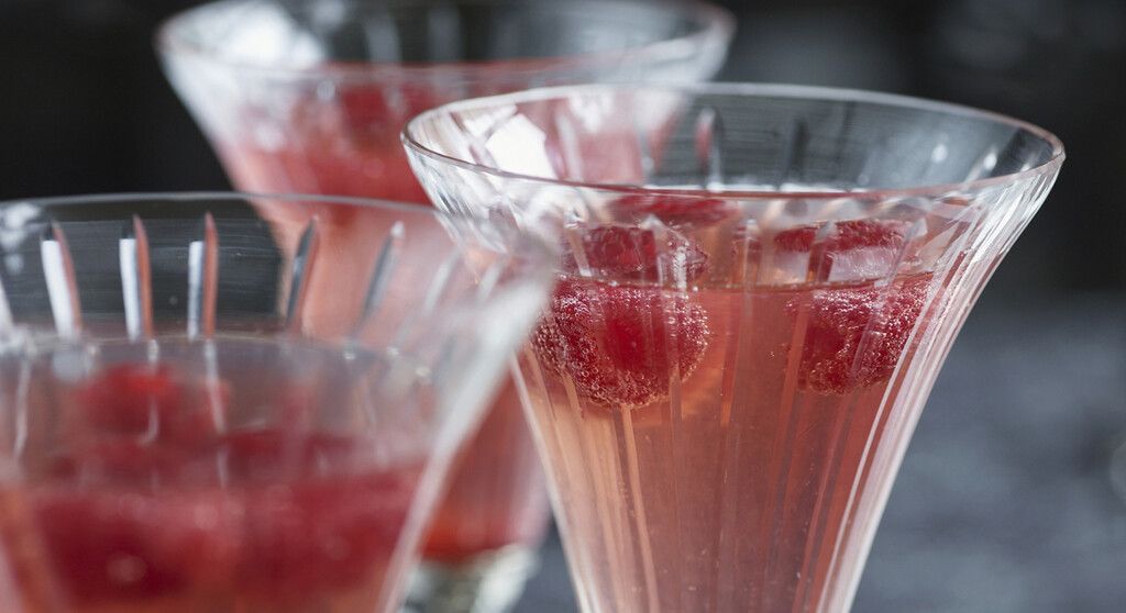 Un cocktail au champagne et sorbet pour les romantiques