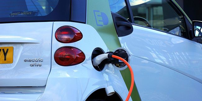 Recharger sa voiture électrique sur une simple prise : est-ce vraiment une bonne idée ?