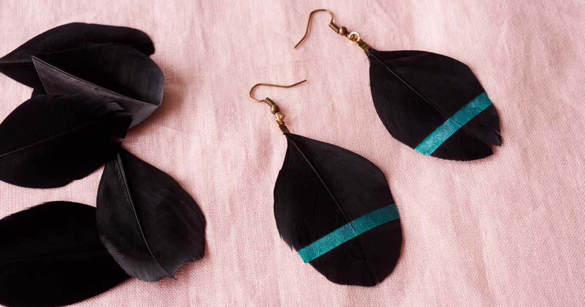 La magie des boucles d'oreilles à plumes faites main