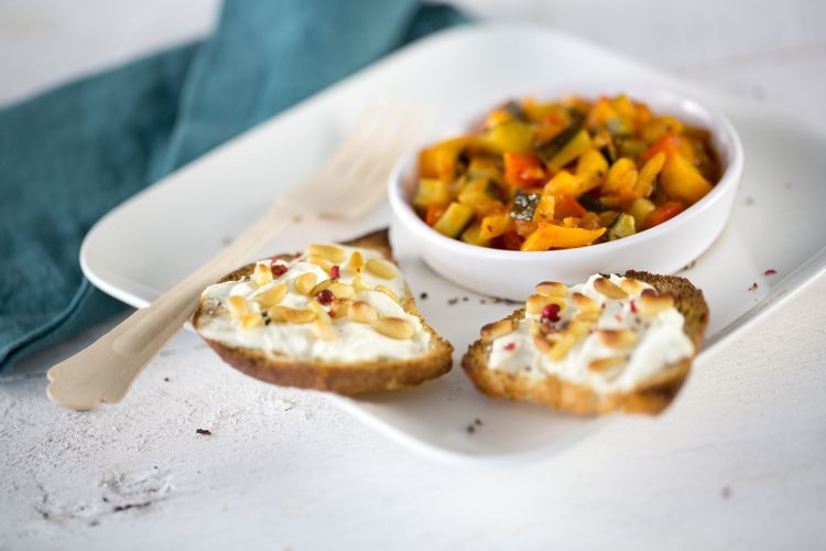 Tartines de fromage frais sur légumes confits