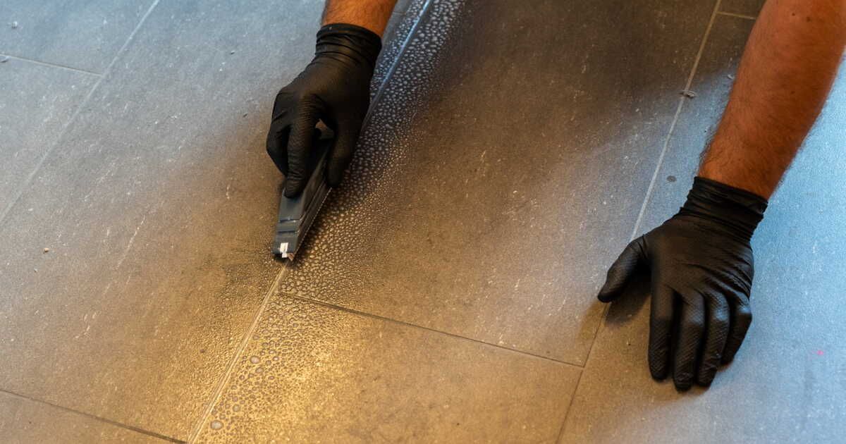 Une méthode infaillible pour nettoyer vos joints de carrelage sans effort