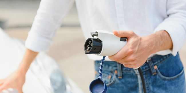 Comment bien choisir une prise renforcée pour véhicule électrique ?