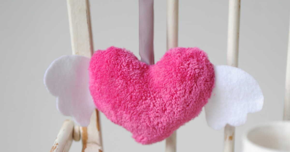 Le charme enchanteur du hochet cœur pour bébé