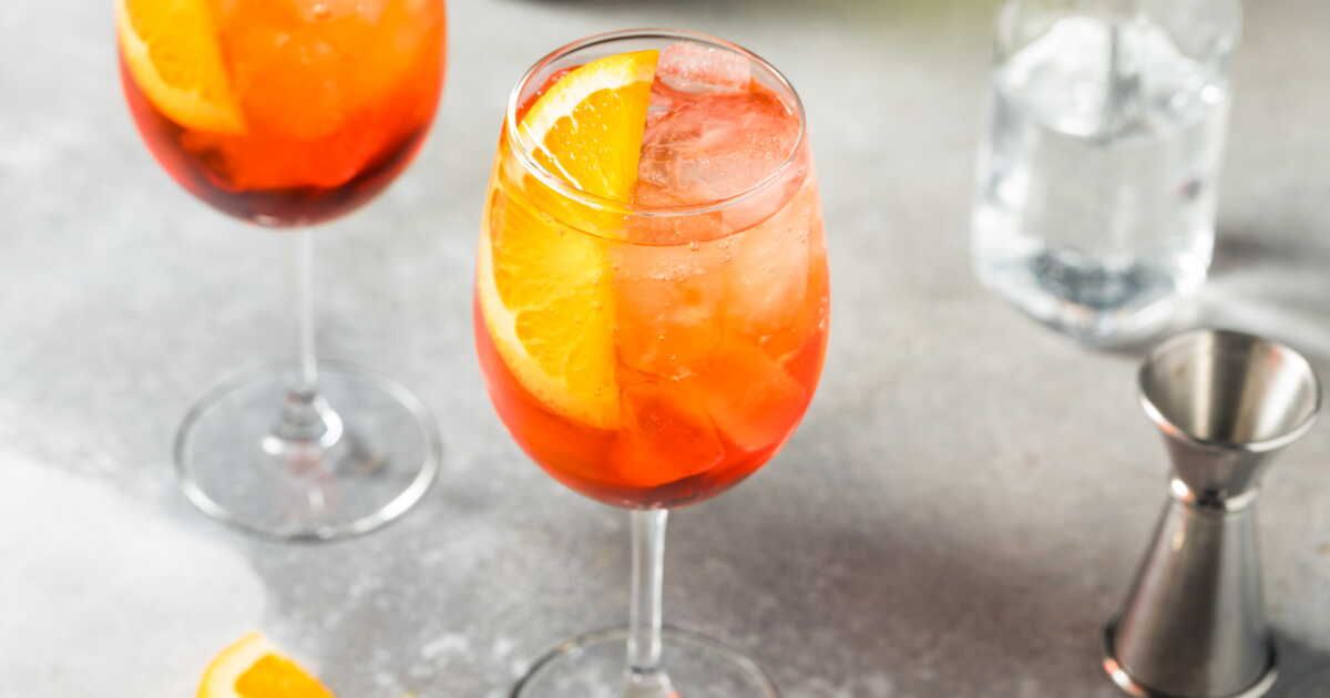 Découvrez la nouvelle tendance : des glaçons à l’Aperol pour un spritz parfaitement rafraîchissant
