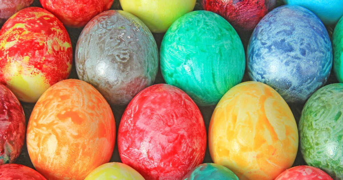Transformez vos œufs de Pâques avec un effet marbré facile à réaliser