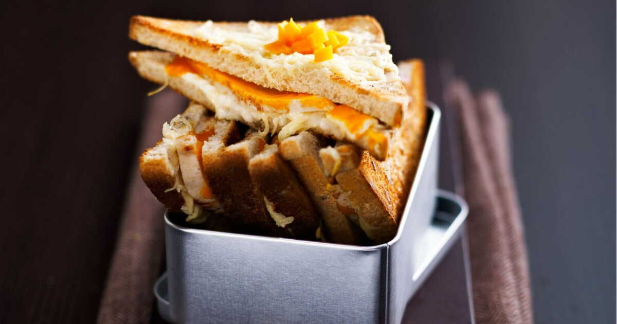 Une bouchée gourmande : croque poulet au cheddar