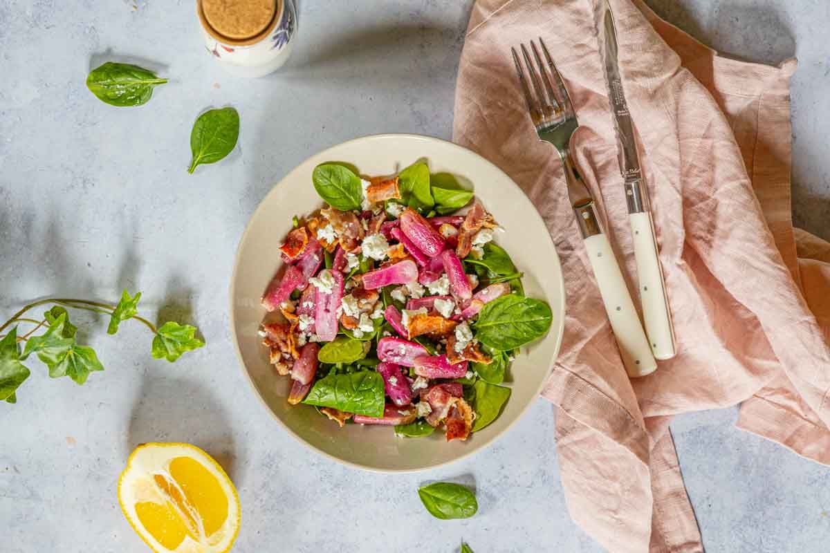 Salade de radis rôtis à la feta et au bacon