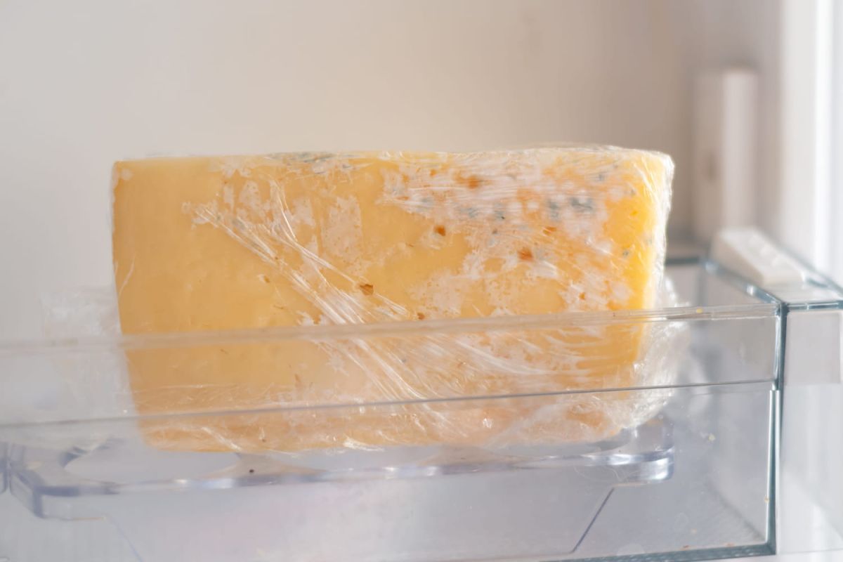 Du fromage moisi : peut-on vraiment le déguster sans risque ?