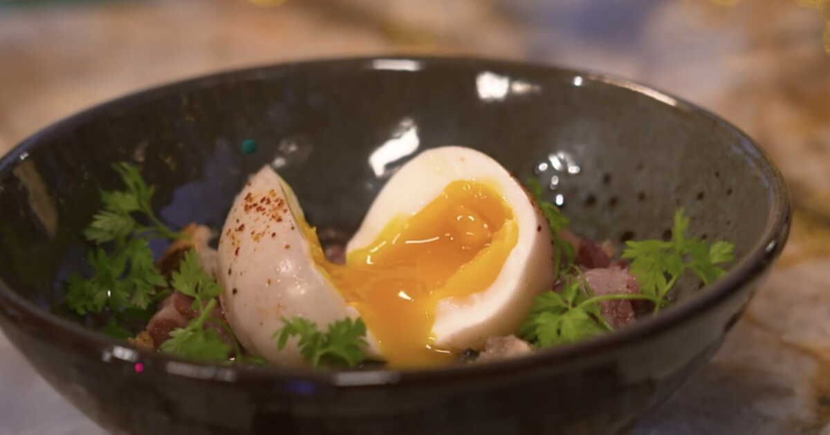 Découvrez les œufs moelleux à la sauce meurette de Cyril Lignac