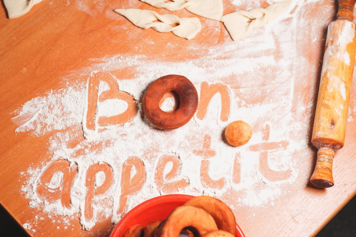 Pourquoi souhaiter bon appétit pourrait vous mettre dans l'embarras