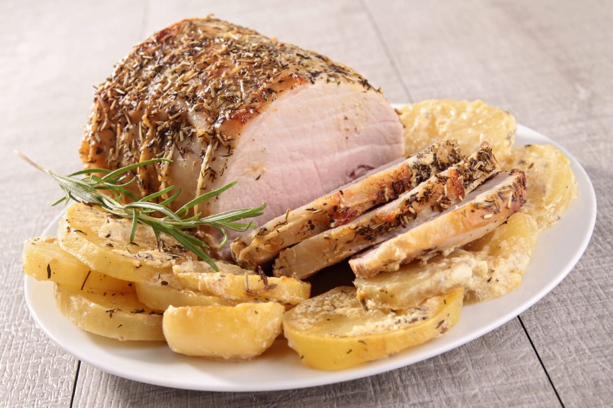 Le secret du rôti de porc tendre : un geste simple à faire la veille