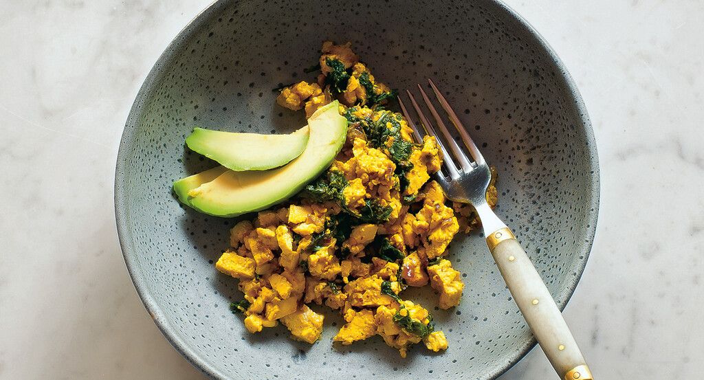 Une brouillade végétale : tofu, chou kale et avocat à l'honneur
