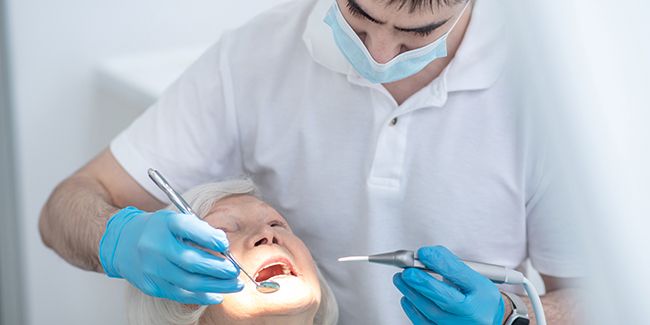 Les dangers négligés des soins dentaires chez les seniors