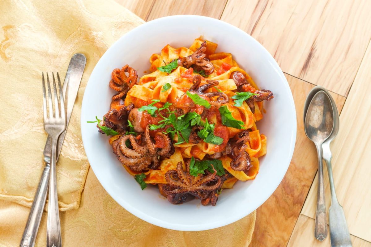 Linguine aux calamars, sauce à la saucisse italienne de Cyril Lignac