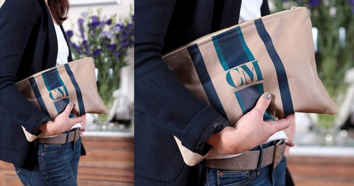 Le charme personnel d'une pochette monogramme sur mesure